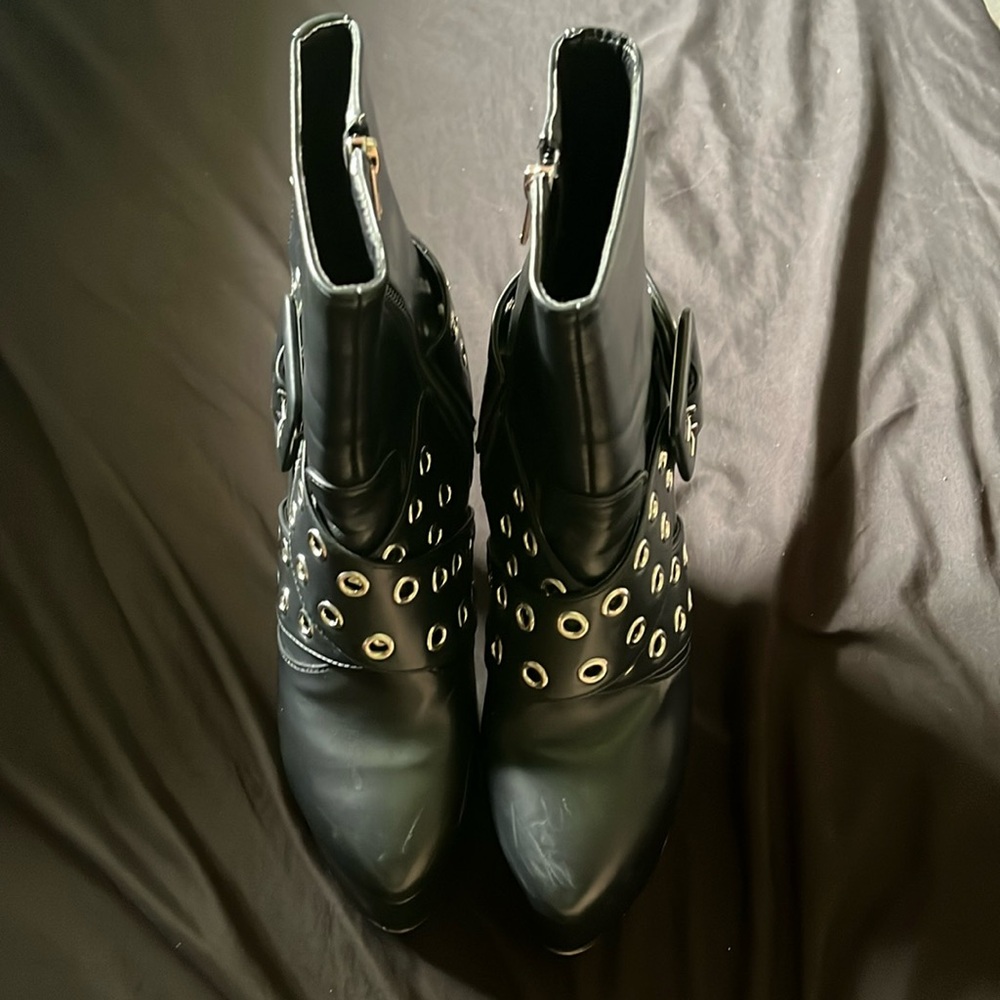 LAMODA Woman’s Black Platform Heeled Boots